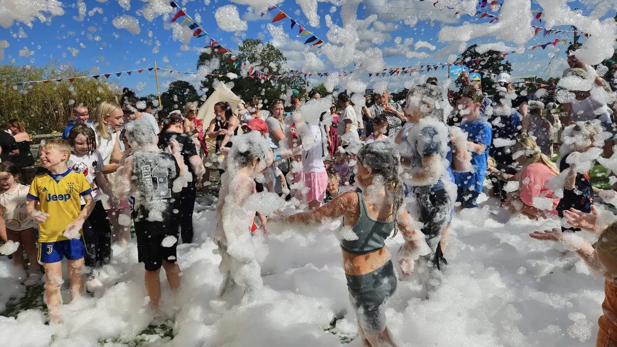 456058759_901905201978702_5437395728456582927_n A lively outdoor foam party.